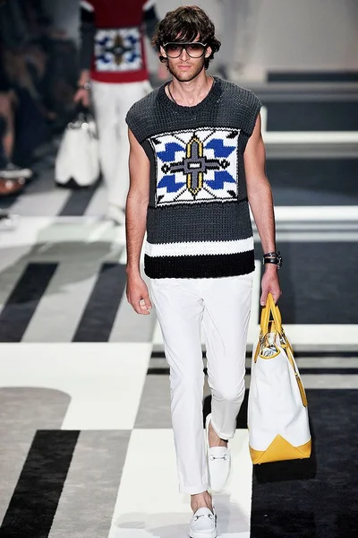 Look 10